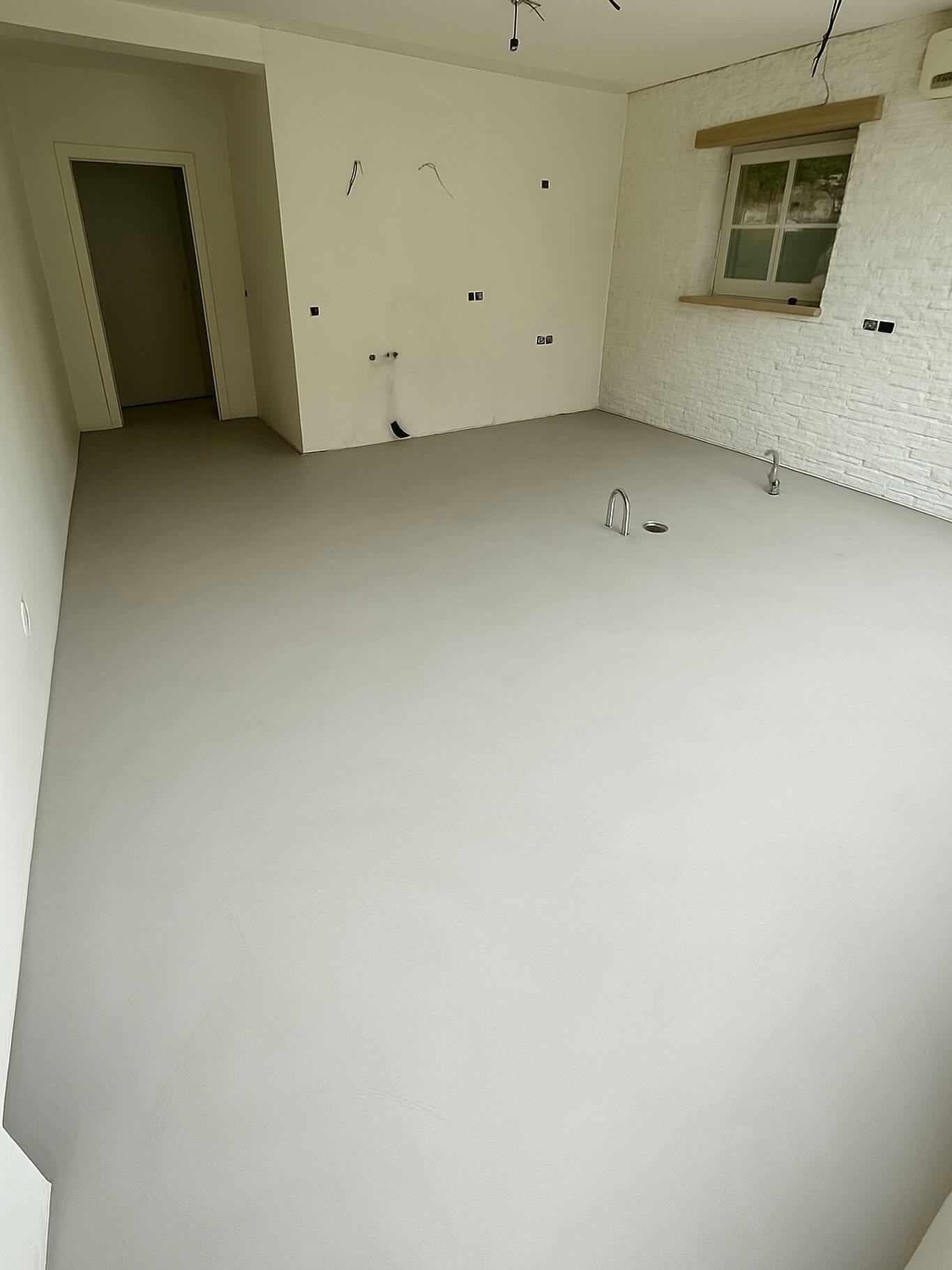 PU gietvloer · leefruimte in renovatie
